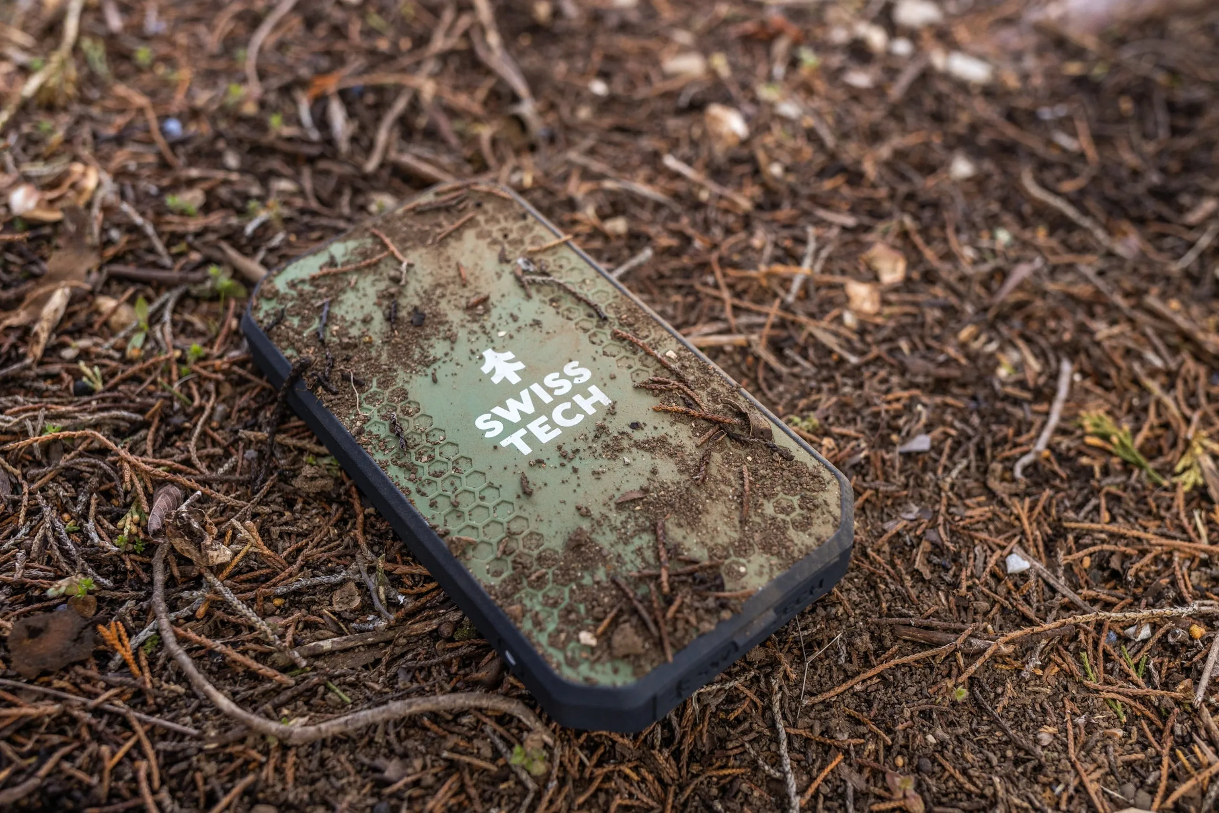 Swiss Tech 10000 mAh RUGGED PORTABLE POWER BANK / CHARGER | IP54 WEATHER PROOF