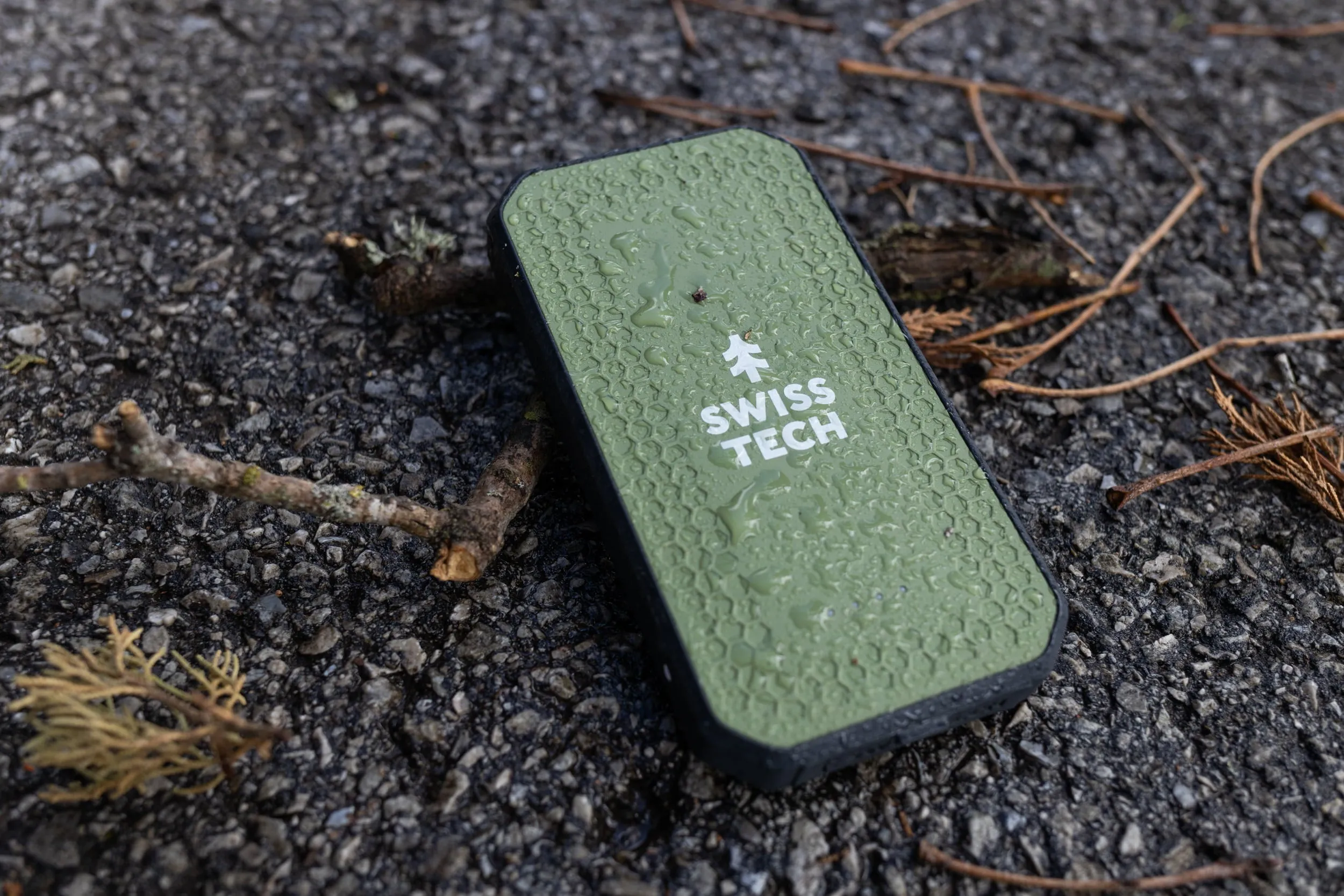 Swiss Tech 10000 mAh RUGGED PORTABLE POWER BANK / CHARGER | IP54 WEATHER PROOF